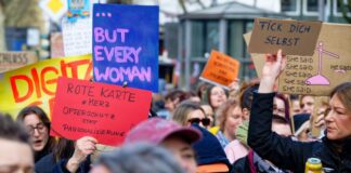 Tausende demonstrieren in Köln gegen sexualisierte Gewalt In Köln haben sich zahlreiche Menschen unter dem Motto «Gegen Patriarchale Gewalt» versammelt.