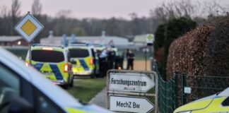 Großeinsatz von etwa 2.400 Polizisten beim Castor-Transport Polizeifahrzeuge stehen an der Zufahrt zum Forschungszentrum Jülich. Castor-Transporte sind durch Nordrhein-Westfalen von Jülich nach Ahaus geplant.