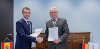 Rheinmetall peilt Milliardengeschäft in Spanien an Gute Laune nach der Unterschrift: Indra-Chef Ángel Escribano und Rheinmetall-Chef Armin Papperger.