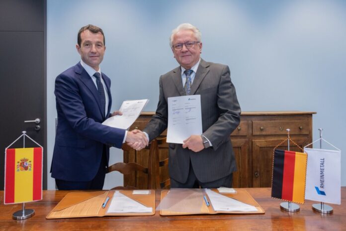 Die Chefs von Indra und Rheinmetall Gute Laune nach der Unterschrift: Indra-Chef Ángel Escribano und Rheinmetall-Chef Armin Papperger.