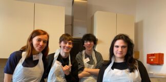 Künftige Sozialassistenzkräfte bei der Vesperkirche im Einsatz Werden Sozialassistenten: Ayse, Leandro, Julian und Alessia. Foto: privat/Bleibergquelle