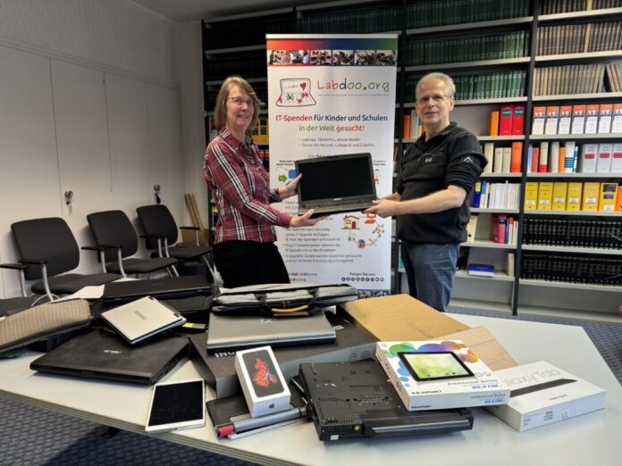 Beatrice Waldapfel, Abfallberaterin des Kreises und Martin Warnecke von Labdoo. Foto: Kreis Mettmann Beatrice Waldapfel, Abfallberaterin des Kreises und Martin Warnecke von Labdoo. Foto: Kreis Mettmann