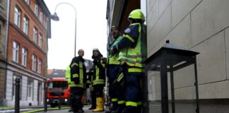 Tödlicher Brand: Polizei sucht Komplizen des Brandstifters Bei dem Brand in einem Wohnhaus sind im Jahr 2018 zwei Menschen ums Leben gekommen. (Archivbild)