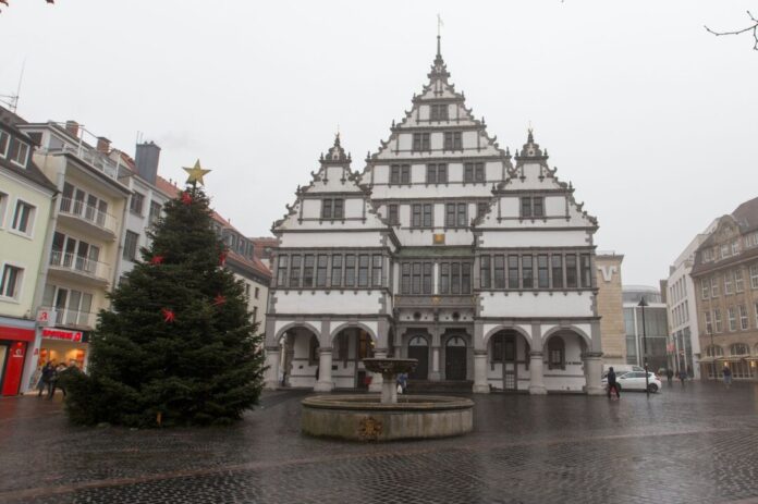 Rathaus Paderborn - Weihnachtsbaum Der Rat der Stadt Paderborn stimmt über einen Antrag ab, um eine Straße und einen Platz umzubenennen, die die Namen von ehemaligen Kardinälen tragen. Den Erzbischöfen werden schwere Vorwürfe gemacht. (Archivbild)