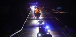 Konvoi mit etwa 100 Fahrzeugen um Atommüll-Transporter Der Lkw mit dem Castor fährt auf der A44 von Jülich nach Ahaus. Castor-Transporte sind durch Nordrhein-Westfalen von Jülich nach Ahaus geplant.
