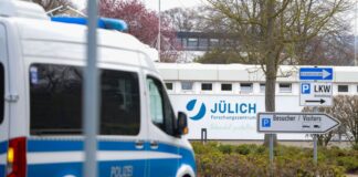 Castor-Transporte durch NRW: Anti-Atom-Demos ab dem Abend Vor dem Forschungszentrum in Jülich trafen am Vormittag zahlreiche Einsatzwagen der Polizei ein.