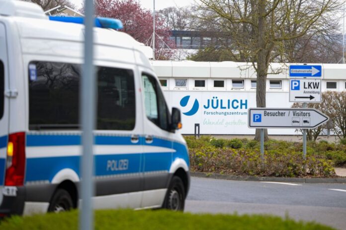 Serie von Atommülltransporten soll in Kürze starten Vor dem Forschungszentrum in Jülich trafen am Vormittag zahlreiche Einsatzwagen der Polizei ein.