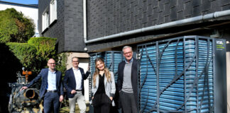 Dekarbonisierung des Wärmemarkts in Wuppertal Alte und neue Wärmeversorgung im gwg-Quartier Nibelungenstraße: links der alte Öl-/Gas-Heizkessel, rechts die beiden Außeneinheiten der neuen Wärmepumpe. Von links: gwg-Geschäftsführer Oliver Zier, Andy Völschow (Leiter Kunden- & Quartierslösungen bei den WSW), Monika Nestorowicz (Referentin für das Quartiersmanagement bei der gwg), WSW-Vorstandsvorsitzender Markus Hilkenbach, Foto: Bettina Osswald/WSW