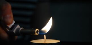 Brand in Wuppertal – 1.000 Haushalte ohne Strom Einige Haushalte müssen heute auf Kerzenlicht zurückgreifen. (Symbolbild)