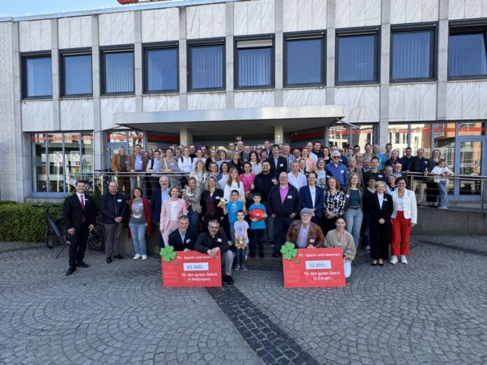 05_PS-Zweckertrag_ME_Erk 60 Vereine aus Mettmann und Erkrath hat die Kreissparkasse Düsseldorf an den Jubiläumsplatz eingeladen, um den diesjährigen PS-Zweckertrag auszuschütten. Foto: Kreissparkasse Düsseldorf
