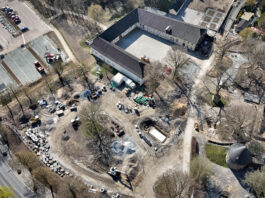 Schloss Hardenberg: Wiederaufbau bis 2028 / Brandursache unklar: Versicherung zahlt 10-Millionen-Schaden Die Schlosswiese ist noch ein Bauplatz, deshalb findet das Kinderfest am 1. Mai auf dem neuen Domparkplatz und im Innenhof der Vorburg statt. Foto: Mathias Kehren