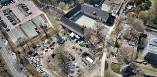 Schloss Hardenberg: Wiederaufbau bis 2028 / Brandursache unklar: Versicherung zahlt 10-Millionen-Schaden Die Schlosswiese ist noch ein Bauplatz, deshalb findet das Kinderfest am 1. Mai auf dem neuen Domparkplatz und im Innenhof der Vorburg statt. Foto: Mathias Kehren