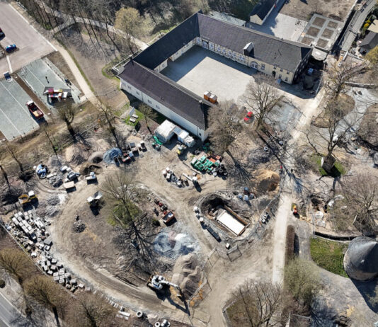 Schloss Hardenberg: Wiederaufbau bis 2028 / Brandursache unklar: Versicherung zahlt 10-Millionen-Schaden Die Schlosswiese ist noch ein Bauplatz, deshalb findet das Kinderfest am 1. Mai auf dem neuen Domparkplatz und im Innenhof der Vorburg statt. Foto: Mathias Kehren