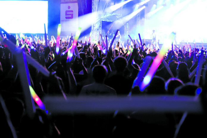 Eintrittskarten für Konzerte und Co gibt es durch eine Kooperation der Super Tipp Medien GmbH mit Reservix und ADticket jetzt direkt aufs Smartphone. Foto: Volkmann Eintrittskarten für Konzerte und Co gibt es durch eine Kooperation der Super Tipp Medien GmbH mit Reservix und ADticket jetzt direkt aufs Smartphone. Foto: Volkmann