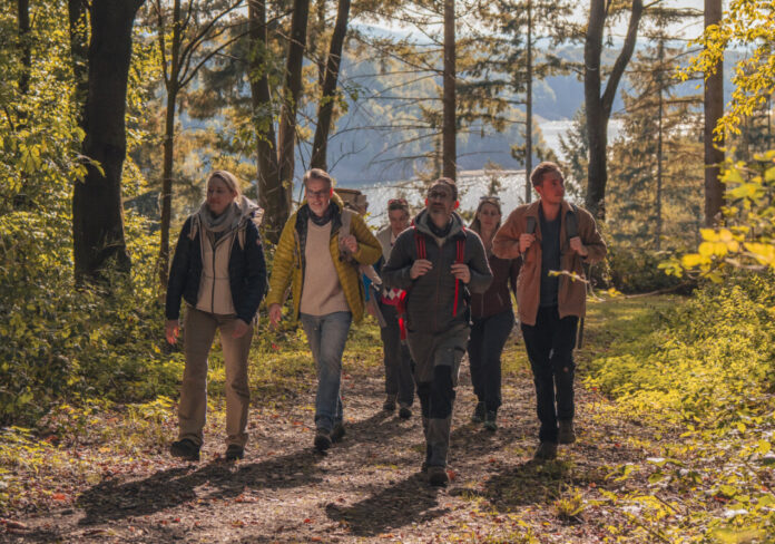 1_Wandergruppe (c) Das Bergische_Jonas Dülberg Die Bergischen Wanderwochen laden vom 25. April bis 10. Mai mit rund 160 geführten Touren dazu ein, die Region aktiv zu entdecken – viele Angebote sind noch kurzfristig buchbar. Foto: Das Bergische / Jonas Dülberg