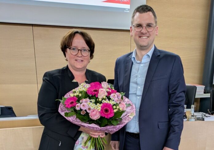 2026-04-14-Beigeordnete Sabine Klocke und Bürgermeister Patrick Anders Sabine Klocke wurde zur neuen Beigeordneten gewählt, zu den ersten Gratulanten gehörte Bürgermeister Patrick Anders. Foto: Stadt Ratingen