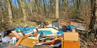 Ratingen: Stadt ermittelt Müllsünder und verhängt hohe Strafe Einen halben Hausrat einfach in den Wald gekippt hat ein Müllsünder, der jedoch ermittelt wurde und nun belangt wird. Foto: Stadt Ratingen