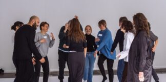 Bildzeile: Beim Improvisationstanz entstehen spontane Bewegungen, gefördert werden so Kreativität, Körperwahrnehmung und spielerische Freiheit. Foto: Pia Koop