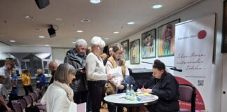 Lesung in Ratingen setzt “Impuls in die Stadtgesellschaft” Die Signierstunde kam ebenso gut an wie die Lesung selbst. Foto: Wolfram Brecht