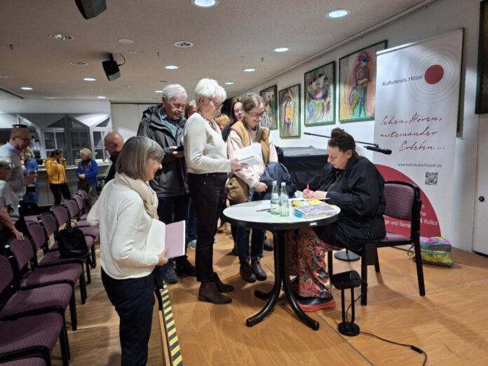Die Signierstunde kam ebenso gut an wie die Lesung selbst. Foto: Wolfram Brecht Die Signierstunde kam ebenso gut an wie die Lesung selbst. Foto: Wolfram Brecht