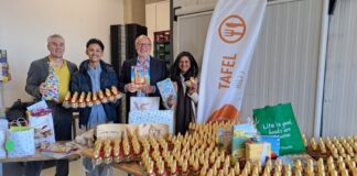 “Ostern für alle”: Erfolgreiche Aktion des Rotary-Clubs Hilden-Haan Jürgen Wunderlich (Initiator, Rotary Club Hilden-Haan), Valentin Pohlmann (Tafel Erkrath) , Alfons Wahlers (Präsident, Rotary Club Hilden-Haan), Erika Pohlmann (1.Vorsitzende der Tafel Erkrath). Foto: Rotary Club Hilden-Haan