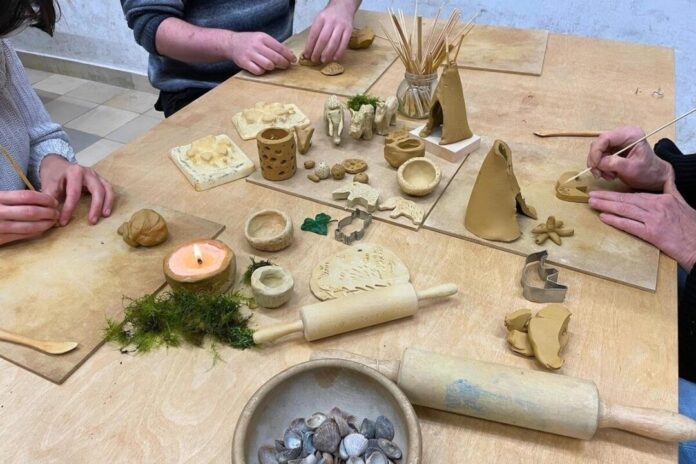 Schritt für Schritt entstehen im Steinzeit-Atelier eigene kleine Werke aus Ton. Foto: Neanderthal-Museum Schritt für Schritt entstehen im Steinzeit-Atelier eigene kleine Werke aus Ton. Foto: Neanderthal-Museum