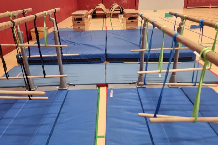 20260409_Minisportabzeichen_Parcours Die Klasse der angehenden Erzieherinnen und Erzieher am Berufskolleg plante und organisierte die Bewegungsstationen für die Kita-Kids. Foto: Kreis Mettmann