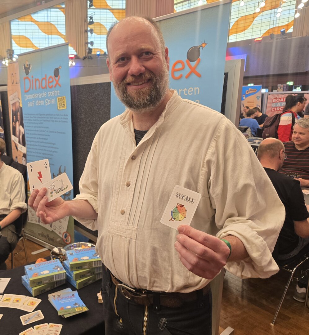 Lars Stock mit Dindex Spielekarten, Bild: Alexander Heinz
