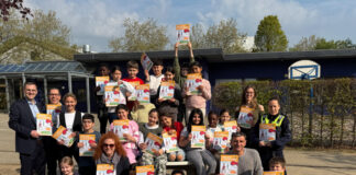 Kreisverkehrswacht fördert Radfahrausbildung an Grundschulen im Kreis Mettmann Schülerinnen und Schüler der zukünftigen vierten Klasse aus der Astrid-Lindgren-Schule Ratingen mit v.l.n.r.: Bürgermeister Patrick Anders, Sascha Becker (Vorsitzender der Kreisverkehrswacht), Landrätin Dr. Bettina Warnecke, Schulleiterin Natalie Becker, Verkehrsfachberater Oliver Kamrath, Referendarin Svea Kuloge, Anja Stropp (Kreispolizeibehörde, Verkehrsunfallprävention). Foto: Kreis ME