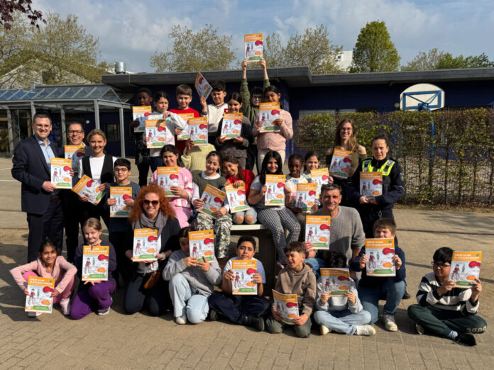 20260417_Radfahrhefte_Astrid-Lindgren-Schule-Ratingen Schülerinnen und Schüler der zukünftigen vierten Klasse aus der Astrid-Lindgren-Schule Ratingen mit v.l.n.r.: Bürgermeister Patrick Anders, Sascha Becker (Vorsitzender der Kreisverkehrswacht), Landrätin Dr. Bettina Warnecke, Schulleiterin Natalie Becker, Verkehrsfachberater Oliver Kamrath, Referendarin Svea Kuloge, Anja Stropp (Kreispolizeibehörde, Verkehrsunfallprävention). Foto: Kreis ME