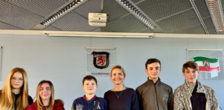 Seit 2001 haben Mädchen und seit 2011 auch Jungen die Möglichkeit, an dem jährlich stattfindenden Berufsorientierungstag teilzunehmen. Ziel des eintägigen Schnupperpraktikums ist es, junge Menschen für Berufe zu begeistern, in denen der Frauen- oder Männeranteil unter 40 Prozent liegt. Während der Girls’Day in den Bereichen IT, Handwerk, Naturwissenschaften oder Technik stattfindet, lernen die Jungen am Boys’Day Berufe in der Pflege, Erziehung, Dienstleistung oder sozialen Arbeit kennen. Foto: Kreis Mettmann