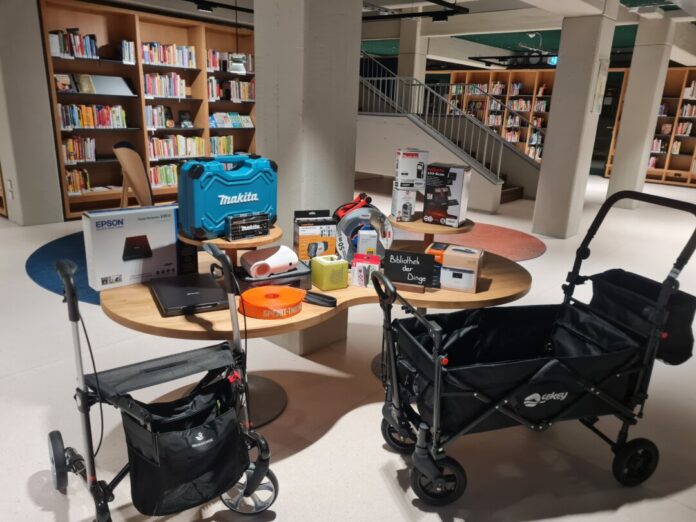 Beispielsweise Mottokisten für Geburtstage und Ultraschallgeräte findet man in den Stadtbibliotheken im Kreis Mettmann. Foto: Kreis Mettmann Beispielsweise Mottokisten für Geburtstage und Ultraschallgeräte findet man in den Stadtbibliotheken im Kreis Mettmann. Foto: Kreis Mettmann