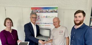 Die Abfallberaterin des Kreises, Beatrice Waldapfel, und der zuständige Dezernent Nils Hanheide überreichen die gesammelten Geräte an Tobias Zirwes und Julien Ettel von Labdoo. Foto: Kreis Mettmann