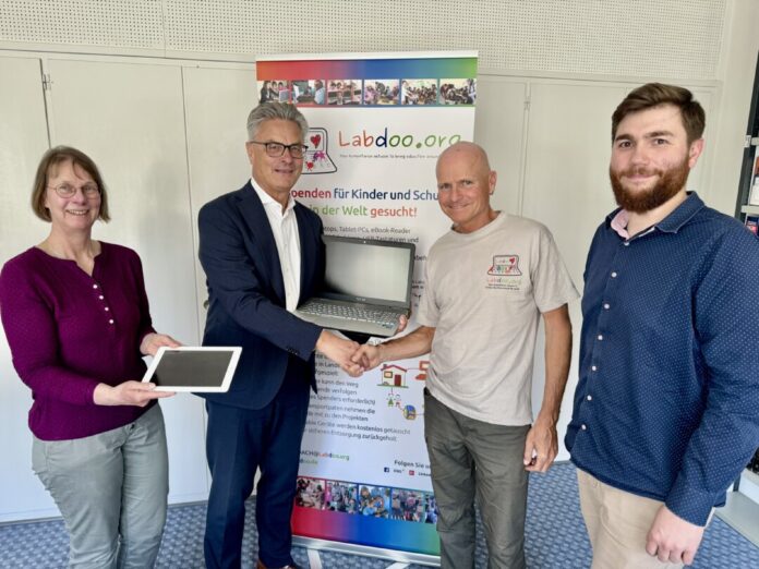 20260429_Labdoo-Übergabe Die Abfallberaterin des Kreises, Beatrice Waldapfel, und der zuständige Dezernent Nils Hanheide überreichen die gesammelten Geräte an Tobias Zirwes und Julien Ettel von Labdoo. Foto: Kreis Mettmann