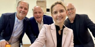 Landrätin Bettina Warnecke unterschreibt die Kooperationsvereinbarung für den Kreis Mettmann, dahinter Kronenberg-Geschäftsführer Ralf M. Kronenberg, IHK-Bereichsleiter Jürgen Holtkamp und der Leiter der Gesamtschule Haan, Christian Hoffmann. Foto: Kreis Mettmann