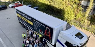Bei der Aktion "Toter Winkel" lernen Schüler Gefahrensituationen im Straßenverkehr kennen. Foto: Kreis Mettmann