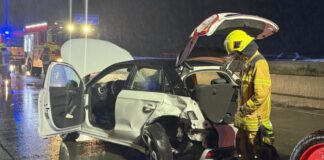A52: Unfall bei Ratingen wegen Starkregen Einer der Unfallwagen auf der A52. Foto: Feuerwehr Ratingen