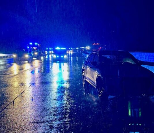 Feuerwehr: Unfall auf der A3 bei Ratingen Die Einsatzstelle auf der A3 bei Ratingen. Foto: Feuerwehr Ratingen