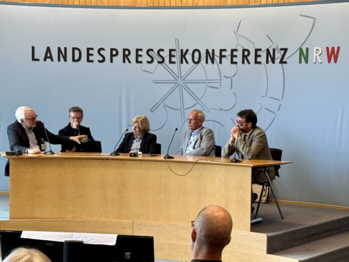 260327 Foto Martin Sträßer MdL und Elisabeth Müller-Witt MdL - Landtag NRW Ralf Gassen, Detlef Tappen (Kreisdekanat Mettmann), Martin Sträßer MdL, Elisabeth Müller-Witt MdL und Mark Draser (Katholisches Büro NRW). Foto: Team Martin Sträßer