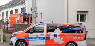 Rettungseinsatz: Ein Kind stürzt aus dem zweiten Stock - wird aber nur leicht verletzt. 