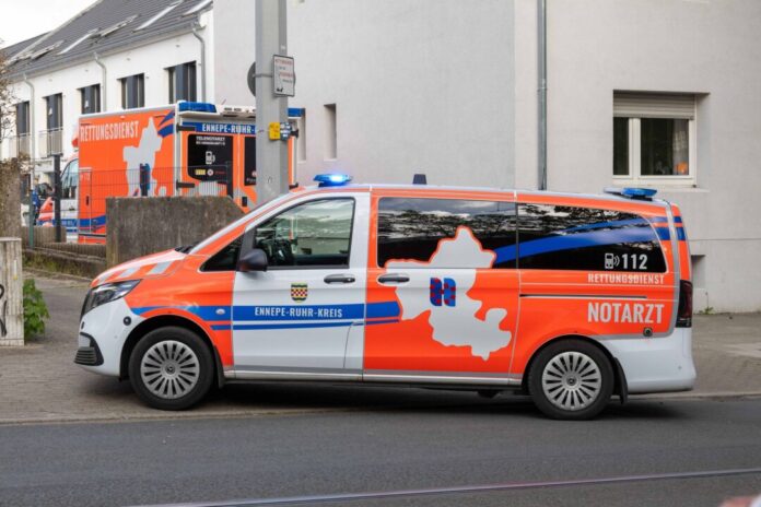 Kind stürzt aus Fenster im zweiten Stock - leicht verletzt Rettungseinsatz: Ein Kind stürzt aus dem zweiten Stock - wird aber nur leicht verletzt.