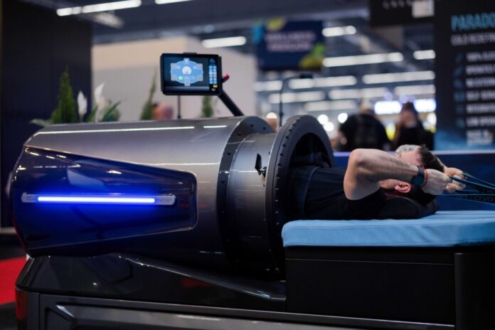 Fitnessmesse Fibo 2026 Mit den Armen trainieren, während der restliche Körper im «Flow System» des Geräteherstellers Art of Cryo durch Über- und Unterdruck stimuliert wird.