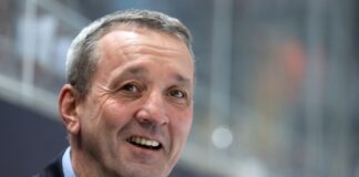 Trainer Thomas Popiesch gelang mit den Krefeld Pinguinen die Zweitliga-Meisterschaft. (Archivbild)