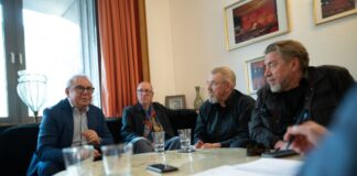 Joachim Król (1.v.l) und Armin Rohde (1.v.r), die beide aus Bergarbeiterfamilien stammen, erzählen von Mobbing in ihrer Schulzeit.