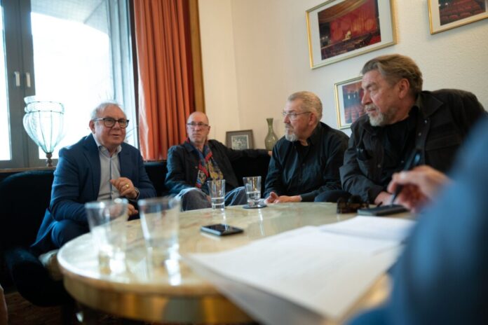 Joachim Król und Armin Rohde Joachim Król (1.v.l) und Armin Rohde (1.v.r), die beide aus Bergarbeiterfamilien stammen, erzählen von Mobbing in ihrer Schulzeit.