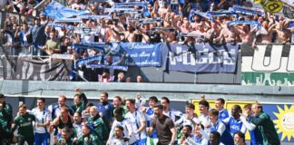 Zusammen mit den Fans feiern die Schalker in Paderborn.