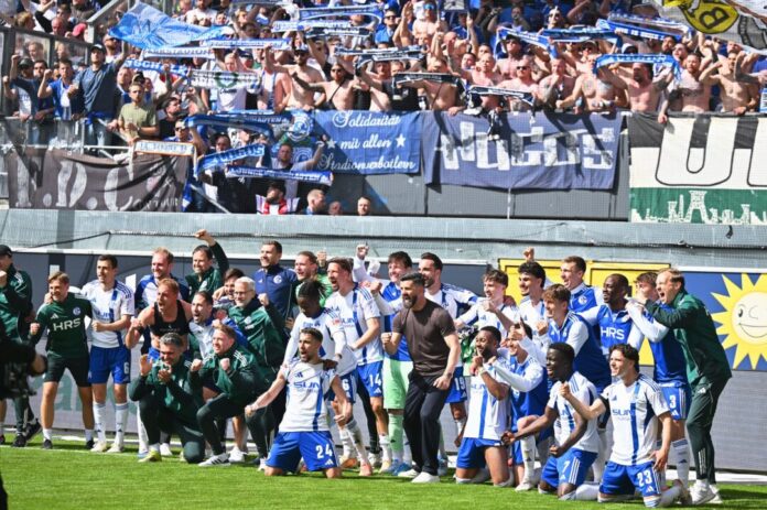 SC Paderborn 07 - FC Schalke 04 Zusammen mit den Fans feiern die Schalker in Paderborn.