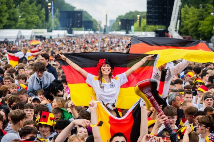 Public Viewing Es darf wieder gemeinschaftlich gejubelt werden - auch spätabends bei der Fußball-WM. Es zeichnet sich wieder ein Erlass des Landes ab. (Archivbild)