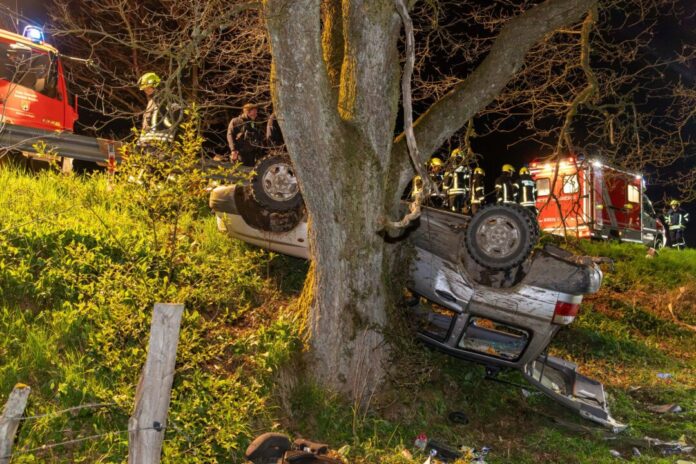 Verkehrsunfall in Wenden-Bebbingen Im Kreis Olpe ist ein Auto von der Straße abgekommen. Mehrere Menschen wurden verletzt.