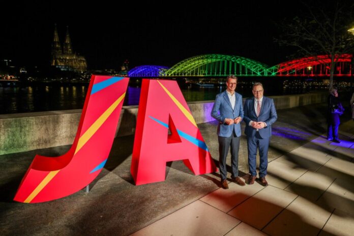 Bewerbung der Region Rhein-Ruhr um die Olympischen Spiele Ministerpräsident Hendrik Wüst (l) und Kölns Oberbürgermeister Torsten Burmester freuen sich über das Ja beim Olympia-Entscheid.